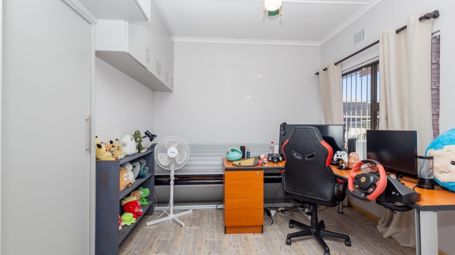 5 Bedroom Property for Sale in Avondale Western Cape